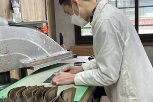 革財布の製作風景