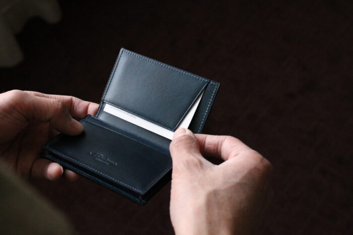 美しい経年変化を楽しめる本革の名刺入れ</br>Business card case “Through”